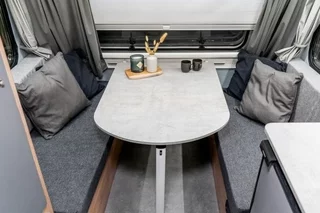 Sitzecke welche zum Bett umgebaut wird im N126NT Mini Caravan