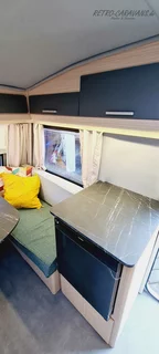 N126NT Wohnwagen Niewiadow Kühlschrank und Sitzbank