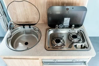 Spüle und 2 Flammen Gasherd von Dometic im N126D Niewiadow bei Händler Retro Caravans
