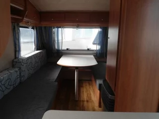 Sitzecke mit Tisch im N126NL Retro Wohnwagen Ostalb