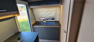 Küchenzeile im Niewiadow N126NT Retro-Caravans