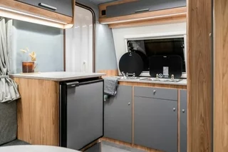 Kühlschrank und Küchenzeile im 850kg Anhänger N126NT