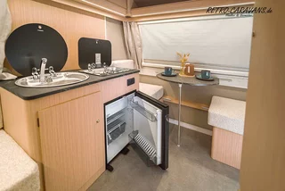 Retro-Caravans N126D Küche mit Kühlschrank und Herd